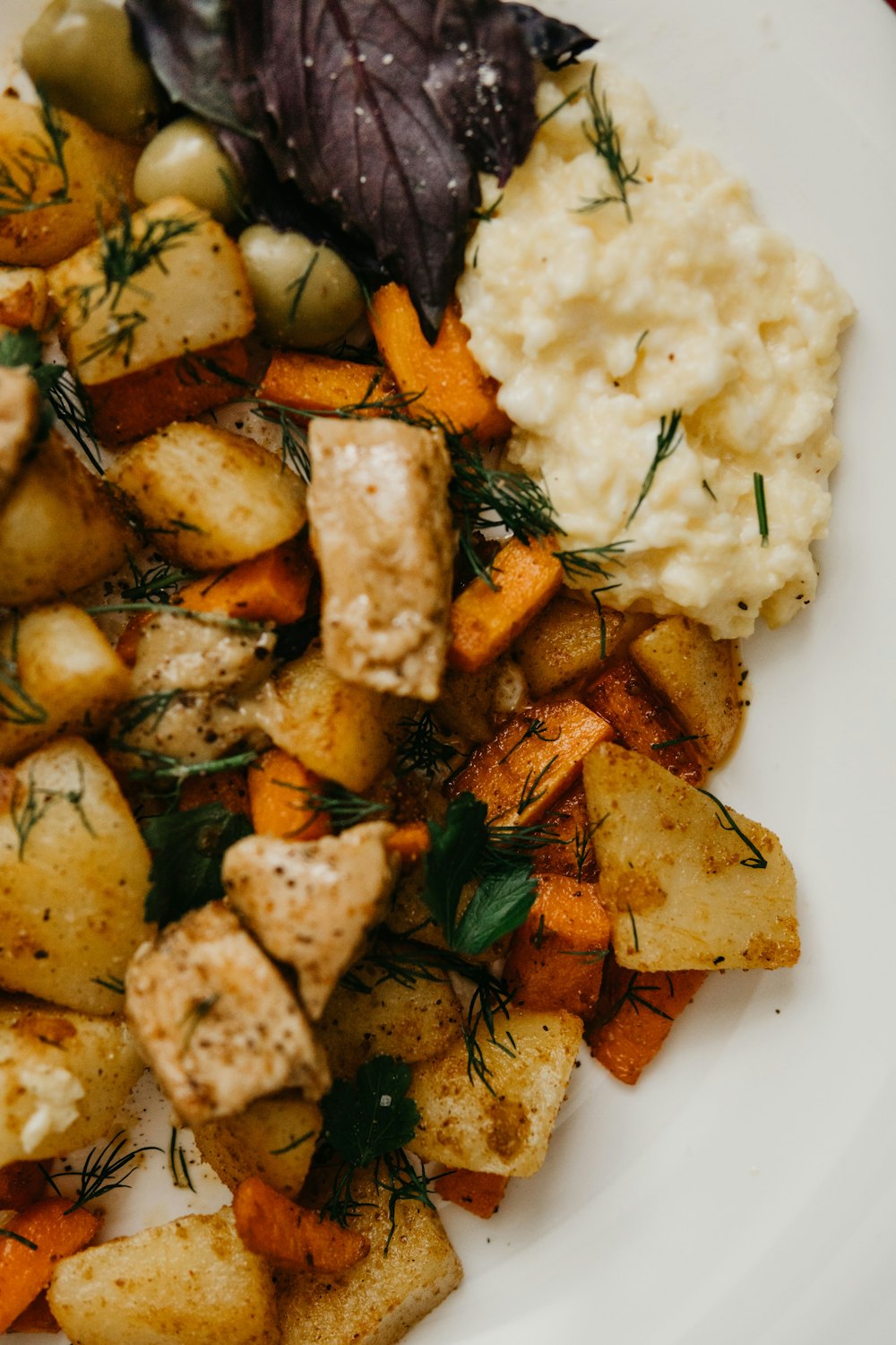 Frango com legumes assados e purê